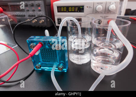 Cella a combustibile idrogeno, una cella a combustibile è un dispositivo che converte l'energia chimica di un combustibile in energia elettrica Foto Stock