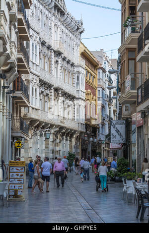 La gente camminare lungo la Calle Mayor a Cartagena Murcia Spagna Foto Stock