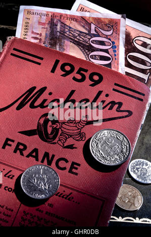 MONETE e banconote in franchi francesi di VECCHIO STILE preEuro EU retro DELLA GUIDA MICHELIN anni '50 su 1959 Guida Michelin Francia Foto Stock