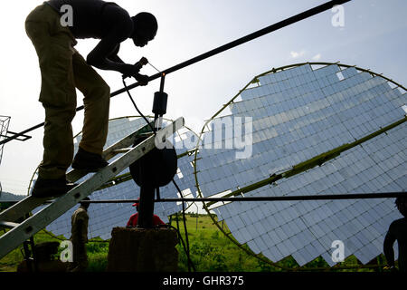 Il Burkina Faso, Dano, energia di transizione, foundation Dreyer, mulino di riso con fornello solare, il vapore viene prodotto da specchio parabolico per elaborare paddy, operaio specializzato con la torcia di saldatura in corrispondenza di lavoro acqua sistema di tubo Foto Stock