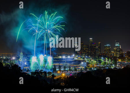 Los Angeles, Lug 29: bellissimi fuochi d'artificio sopra il famoso Dodger Stadium con il centro di visualizzare il Lug 29, 2016 a Los Angeles. Foto Stock