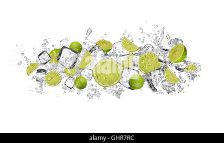 Pezzi di limes in acqua splash e cubetti di ghiaccio, isolato su sfondo bianco Foto Stock