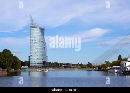 Riga, Lettonia - 30 Giugno 2016: edificio centrale Swedbank in Riga, Lettonia. Swedbank ha 9,5 milioni di clienti Retail e 622,000 C Foto Stock