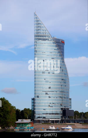 Riga, Lettonia - 30 Giugno 2016: edificio centrale Swedbank in Riga, Lettonia. Swedbank ha 9,5 milioni di clienti Retail e 622,000 C Foto Stock