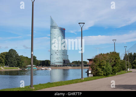 Riga, Lettonia - 30 Giugno 2016: edificio centrale Swedbank in Riga, Lettonia. Swedbank ha 9,5 milioni di clienti Retail e 622,000 C Foto Stock