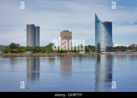 Riga, Lettonia - 30 Giugno 2016: edificio centrale Swedbank in Riga, Lettonia. Swedbank ha 9,5 milioni di clienti Retail e 622,000 C Foto Stock