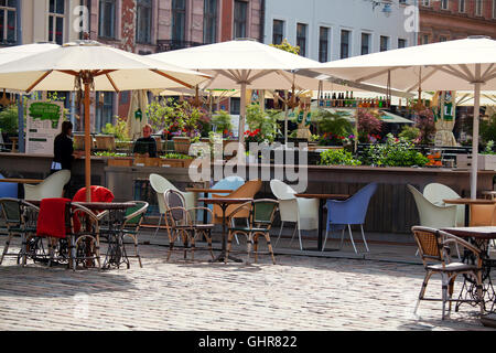 RIGA, Lettonia - 9 giugno 2016: Street Cafe nel centro cittadino di Riga Foto Stock