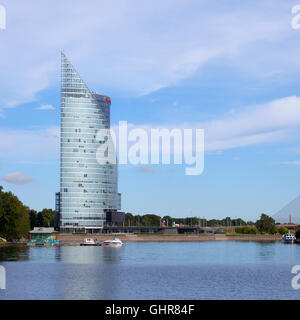 Riga, Lettonia - 30 Giugno 2016: edificio centrale Swedbank in Riga, Lettonia. Swedbank ha 9,5 milioni di clienti Retail e 622,000 C Foto Stock