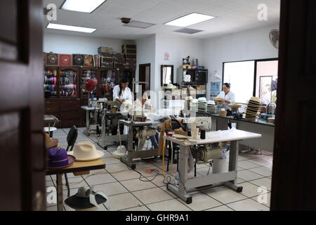 Le donne di cucitura tocchi di finitura a Panama cappelli in Homero Ortega, Panama hat museum, Cuenca Foto Stock
