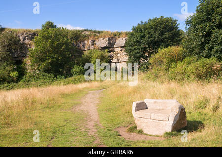 La scultura in pietra di una poltrona da artista Jason Bryant , Marsden vecchia cava Riserva Naturale, Tyne and Wear, England, Regno Unito Foto Stock