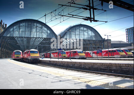 Una vera e propria linea di treni del Virgin East Coast power a Londra Kings Cross il 20 aprile 2016. Foto Stock