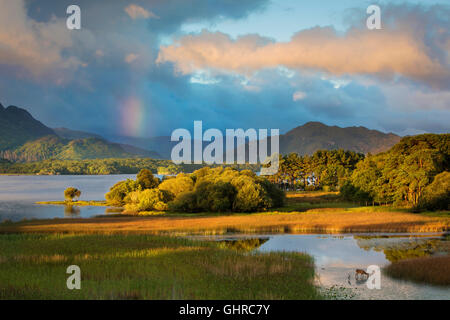 Alba vista sul Lough magra, Parco Nazionale di Killarney, nella contea di Kerry, Repubblica di Irlanda Foto Stock