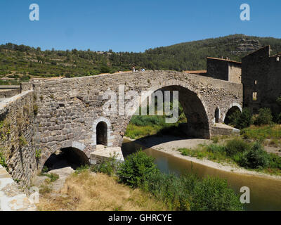 Ponte storico attraverso il fiume l'Orbieu in Lagrasse, Languedoc Roussillon, Francia Foto Stock