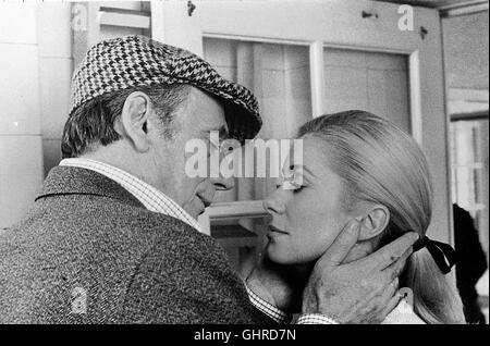 Wahl der Waffen Le choix des armes Der kleine Gauner Mickey, der seit circuizione Flucht aus dem Gefängnis von der Pariser Kripo gehetzt wird, sucht Unterschlupf bei einem Mann, der längst aus dem kriminellen Milieu ausgestiegen ist bei dem Profi-Killer ehemaligen Noel (Yves Montand). Dieser lebt mit circuizione schönen Frau Nicole (Catherine Deneuve) zurückgezogen auf einem feudalen Landgut. Noel si den schießwütigen Mickey così schnell wie möglich wieder loswerden, doch der ist ein harter Brocken ... Regie: Alain Corneau aka. Le choix des armes Foto Stock