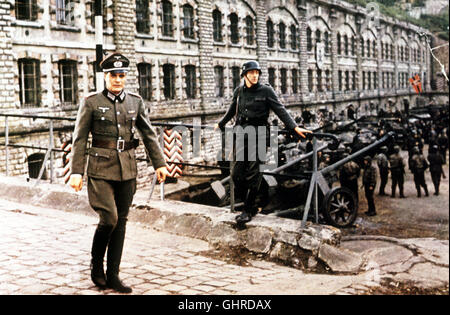 DIE NACHT DER GENERÄLE - Drei deutsche Generäle stehen unter dringendem Tatverdacht. Jeder von ihnen war am Tatort der geschehenen Sexualmorde... Szene mit Omar Sharif Regie: Anatole Litvak aka. La notte dei generali Foto Stock