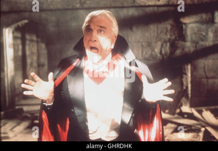 DRACULA - TOT ABER GLÜCKLICH - Mel Brooks, der erfolgreichste Lästerer der Filmgeschichte, nimmt sich diesmal des Vampirgenres un. Heraus kommt die versione witzigste der klassischen Dracula-Geschichte Mit einem umwerfenden Leslie Nielsen als trotteliger Blutsauger, der es auf schwanenhafte Damenhälse abgesehen hat. Szene mit Leslie Nielsen Regie: Mel Brooks aka. Dracula - Morto e loving it Foto Stock