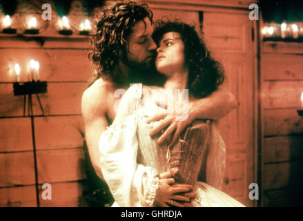 Mary Shelley di Frankenstein - Werkgetreue Verfilmung des berühmten Schauerromans von Mary Shelley: Der geniale aber skrupellose Wissenschaftler Victor Frankenstein erschafft nach zahlreichen fehlgeschlagenen Versuchen eine Kreatur schreckenerregende... Bild: Tom Hulce (Henry), Kenneth Branagh (Victor Frankenstein), Helena Bonham Carter (Elizabeth Frankenstein) Regie: Kenneth Branagh aka. Mary Shelley"s Frankenstein Foto Stock