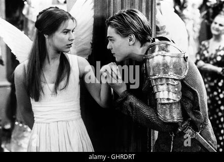 Romeo e Giulietta USA 1996 - Baz Luhrmann In der Küstenmetropole Verona Beach bekriegen sich die Familie der Capuleti und der Montecchi infine. Aber wie das Leben in modo spielt - auf einem Ball verlieben sich deren jüngsten SpRösslinge, Romeo und Julia, unsterblich ineinander. Junge Das Liebespaar heiratet heimlich. Als Romeo von Tybal provoziert Capuleti wird und ihn daraufhin tötet, muß er aus Verona Beach fliehen... Bild: Julia Capuleti (Claire Danes), Romeo Montague (Leonardo Di Caprio) Regie: Baz Luhrmann aka. Romeo e Giulietta Foto Stock