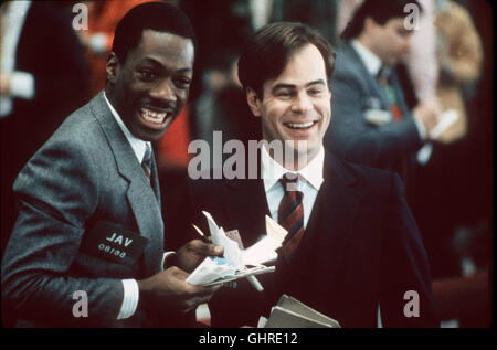 Die Glücksritter - Aufgrund einer üblen Wette von zwei kauzigen Finanzmagnaten verliert der erfolgreiche Jungmanager Louis Winthorpe III über Nacht Job, Haus und Vermögen. Im Gegenzug wird Der kleine schwarze Gauner Billy Ray in die Chefetage geholt... Szene mit Eddie Murphy (Billy Ray), dan AKROYD (Louis Winthorpe III) Regie: John Landis aka. Trading Places Foto Stock