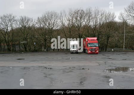 Due automezzi parcheggiati,carrelli,UK autostrada Zona di riposo. Foto Stock