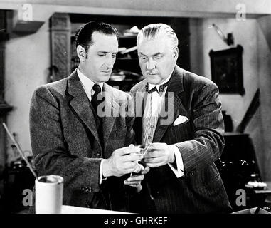 Sherlock Holmes: gespenster im Schloß - nach der Ermordung des Familienoberhauptes Geoffrey Musgrave wird Sherlock Holmes (basilico RATHBONE,l.) auf den Landsitz der Familie gerufen.Sherlock Holmes und Dr. Watson (Nigel Bruce) werden vom Bruder Des Ermordeten in eine unterirdische Gruft geführt, die ein Familiengeheimnis birgt, das in rätselhaftem Zusammenhang mit dem Verbrechen steht... Regie: Roy William Neill aka. Sherlock Holmes si affaccia la morte Foto Stock