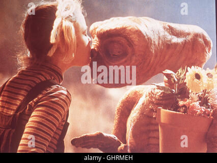 E.T. - Der Ausserirdische E.T. L'Extraterrestre 1982 Steven Spielberg Gertie (Drew Barrymore) küsst E.T., den freundlichen Außerirdischen. Foto Stock