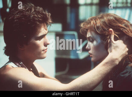 RUMBLE FISH- Rusty bewundert seinen älteren Bruder, einen ehemaligen Bandenführer, es ihm gleichtun und bleibt doch immer wieder im Schatten des Älteren... MATT DILLON Diane Lane - Patty Regie: Francis Ford Coppola aka. Rumble Fish Foto Stock