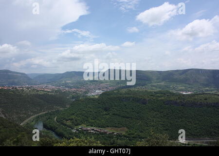 La città di Millau in valle del Tarn visto dal resto fermata presso il viadotto di Millau, Francia Foto Stock