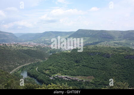 La città di Millau in valle del Tarn visto dal resto fermata presso il viadotto di Millau, Francia Foto Stock