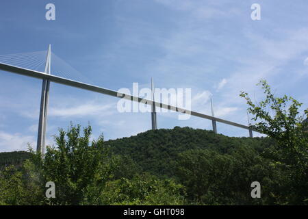 Uno dei piloni del viadotto di Millau come visto dalla strada tra Millau e Peyre nella valle del Tarn Foto Stock