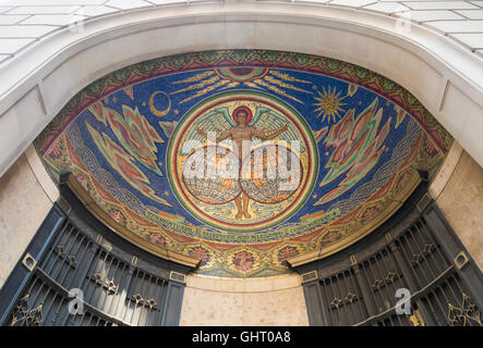 Ravvicinata di un mosaico di piastrelle al di sopra di entrata al vecchio telefono per chiamate internazionali e telegrafo Corporation edificio (ITTC) in New York Foto Stock