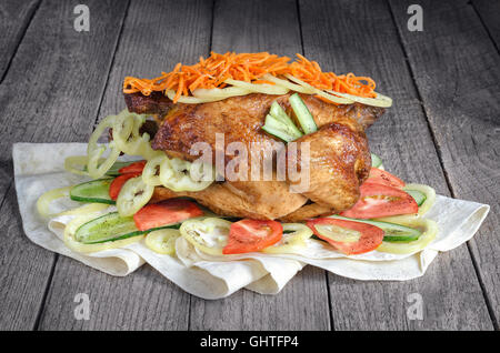 Pollo arrosto con verdure giacenti su di una pita Foto Stock