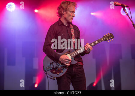 Alan Sparhawk di bassa compie durante il pescato dal fiume Tamigi festival a Fulham Palace Il 6 agosto 2016 a Londra, Engla Foto Stock