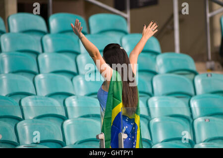 Salvador, Brasile. 10 Agosto, 2016. Olimpiadi 2016 FOOTBALL SALVADOR - Ventilatori arrivare per la corrispondenza tra il Giappone (JPN) e Svezia (SWE) il gruppo B della Olympic uomini&# Rll calcio alle Olimpiadi di Rio nel 2016 in un incontro tenutosi presso l'Arena Fonte Nova in Salvador host city di credito: Foto Arena LTDA/Alamy Live News Foto Stock