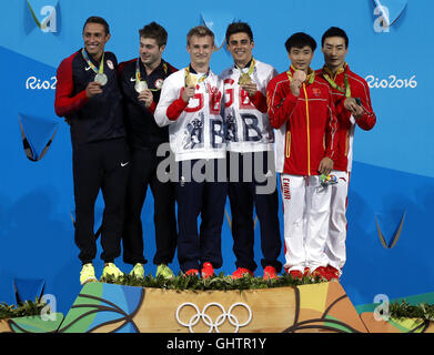 Rio De Janeiro, Brasile. 10 Ago, 2016. Gold medalists britannico Jack Laugher e Chris Mears (C), silver medalists Mike Hixon e Sam Dorman (L) degli Stati Uniti d'America, bronze medalists della Cina di Cao Yuan e Qin Kai mostrano le loro medaglie durante la cerimonia di premiazione per uomini sincronizzato 3m Springboard Finale al 2016 Rio in occasione dei Giochi Olimpici di Rio de Janeiro, Brasile, il 10 agosto, 2016. Credito: Maohua Fei/Xinhua/Alamy Live News Foto Stock