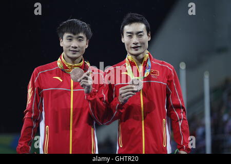 Rio De Janeiro, Brasile. 10 Ago, 2016. Bronze medalists della Cina di Cao Yuan e Qin Kai mostrano le loro medaglie durante la cerimonia di premiazione di uomini sincronizzato 3m Springboard Finale al 2016 Rio in occasione dei Giochi Olimpici di Rio de Janeiro, Brasile, il 10 agosto, 2016. Credito: Maohua Fei/Xinhua/Alamy Live News Foto Stock