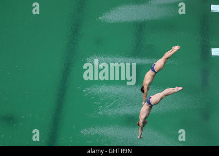 Rio De Janeiro, Brasile. 10 Ago, 2016. Jack Laugher (anteriore) e Chris Mears di Gran Bretagna competere durante l'uomo sincronizzato 3m Springboard diving finale al 2016 Rio in occasione dei Giochi Olimpici di Rio de Janeiro, Brasile, il 10 agosto, 2016. Jack Laugher e Chris Mears ha vinto la medaglia d'oro. Credito: Cao può/Xinhua/Alamy Live News Foto Stock