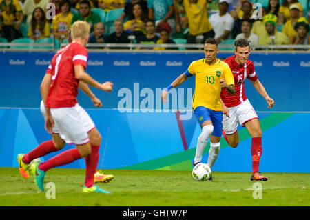 Salvador, Brasile. 10 Agosto, 2016. Olimpiadi 2016 FOOTBALL SALVADOR - offerta Neymar controversia nel match tra il Brasile (BRA) e Danimarca (DIN) per il gruppo A della Olympic uomini&#39;s Fool Rll Olimpiadi di Rio nel 2016 in un incontro tenutosi presso l'Arena di Fonte Non Salvador città ospitante. Credito: Foto Arena LTDA/Alamy Live News Foto Stock