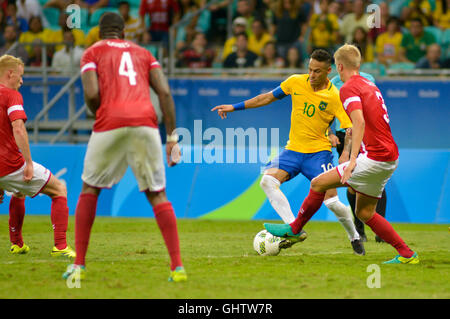 Salvador, Brasile. 10 Agosto, 2016. Olimpiadi 2016 FOOTBALL SALVADOR - offerta Neymar controversia nel match tra il Brasile (BRA) e Danimarca (DIN) per il gruppo A della Olympic uomini&#39;s Fool Rll Olimpiadi di Rio nel 2016 in un incontro tenutosi presso l'Arena di Fonte Non Salvador città ospitante. Credito: Foto Arena LTDA/Alamy Live News Foto Stock