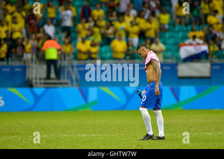 Salvador, Brasile. 10 Agosto, 2016. Olimpiadi 2016 FOOTBALL SALVADOR - Neymar lascia il campo dopo la partita tra Brasile (BRA) e Danimarca (DIN) per il gruppo A della Olympic uomini&# Rll calcio alle Olimpiadi di Rio nel 2016 in un incontro tenutosi presso l'Arena Fonte Nova in Salvador host city di credito: Foto Arena LTDA/Alamy Live News Foto Stock