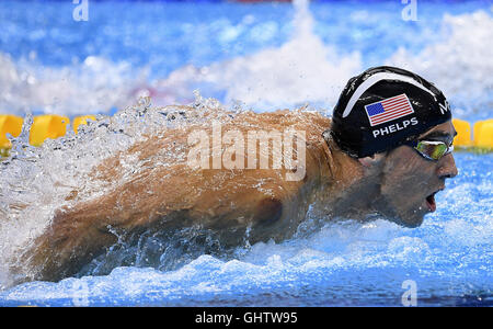 Rio De Janeiro, Brasile. 10 Ago, 2016. Michael Phelps degli Stati Uniti d'America compete durante gli uomini 200m un medley di brani singoli semifinale di nuoto al 2016 Rio in occasione dei Giochi Olimpici di Rio de Janeiro, Brasile, il 10 agosto, 2016. Credito: Wang Peng/Xinhua/Alamy Live News Foto Stock