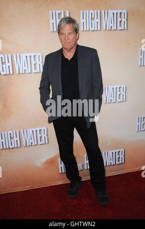 Los Angeles, CA, Stati Uniti d'America. 10 Ago, 2016. Jeff Bridges presso gli arrivi di inferno o acqua alta Premiere, Arclight Hollywood, Los Angeles, CA 10 agosto 2016. Credito: Elizabeth Goodenough/Everett raccolta/Alamy Live News Foto Stock