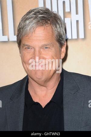 Los Angeles, CA, Stati Uniti d'America. 10 Ago, 2016. Jeff Bridges presso gli arrivi di inferno o acqua alta Premiere, Arclight Hollywood, Los Angeles, CA 10 agosto 2016. Credito: Elizabeth Goodenough/Everett raccolta/Alamy Live News Foto Stock