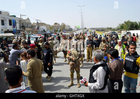 Quetta. 11 Ago, 2016. I militari pakistani e i giornalisti si riuniranno presso il sito di blast nel sud-ovest del Pakistan Quetta, 11 Agosto, 2016. Almeno 12 persone di cui quattro il personale di sicurezza sono rimasti feriti in una esplosione vicino a un ospedale in Pakistan sudoccidentale della città di Quetta, giovedì mattina, locale Urdu media e hanno detto i funzionari. Credito: Asad/Xinhua/Alamy Live News Foto Stock