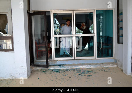 Quetta. 11 Ago, 2016. Ispezionare la gente in frantumi porte di vetro vicino al sito di blast nel sud-ovest del Pakistan Quetta, 11 Agosto, 2016. Almeno 12 persone di cui quattro il personale di sicurezza sono rimasti feriti in una esplosione vicino a un ospedale in Pakistan sudoccidentale della città di Quetta, giovedì mattina, locale Urdu media e hanno detto i funzionari. Credito: Asad/Xinhua/Alamy Live News Foto Stock