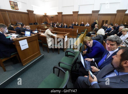 Riunione dei creditori delle società minerarie OKD sulla decisione sulla soluzione al fallimento della società con circa 10.000 dipendenti in Ostrava, Repubblica ceca, 11 agosto 2016. I creditori di OKD hanno votato a favore della ristrutturazione del nero-Coal Mining Company in occasione della loro riunione presso il tribunale regionale. La decisione odierna significa che OKD continuerà le sue operazioni. In perdita di mine sarà gradualmente eliminato e i dipendenti saranno gradualmente respinti. Alcuni di OKD's mine sarà apparentemente nel funzionamento fino al 2023.Se i creditori di votare a favore del fallimento del minatore di carbone sarebbe andato busto immediatamente e licenziamenti di massa Foto Stock