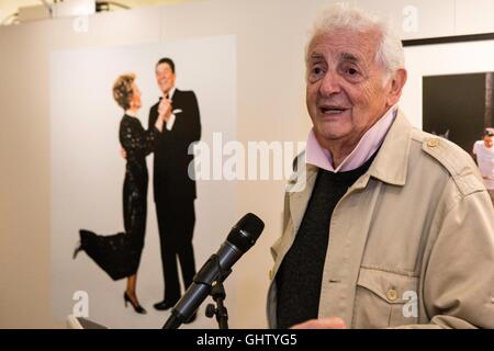 Edinburgh, Regno Unito. 11 Ago, 2016. Fotografo scozzese, Harry Benson assiste il lancio della sua mostra, vedendo in America presso il parlamento scozzese di Edimburgo Credito: Richard Dyson/Alamy Live News Foto Stock