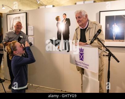 Edinburgh, Regno Unito. 11 Ago, 2016. Fotografo scozzese, Harry Benson assiste il lancio della sua mostra, vedendo in America presso il parlamento scozzese di Edimburgo Credito: Richard Dyson/Alamy Live News Foto Stock