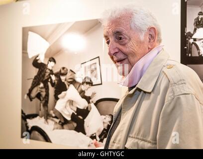 Edinburgh, Regno Unito. 11 Ago, 2016. Fotografo scozzese, Harry Benson assiste il lancio della sua mostra, vedendo in America presso il parlamento scozzese di Edimburgo Credito: Richard Dyson/Alamy Live News Foto Stock