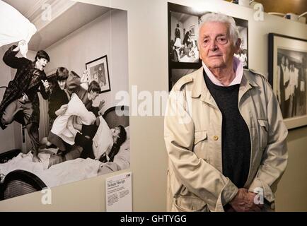 Edinburgh, Regno Unito. 11 Ago, 2016. Fotografo scozzese, Harry Benson assiste il lancio della sua mostra, vedendo in America presso il parlamento scozzese di Edimburgo Credito: Richard Dyson/Alamy Live News Foto Stock